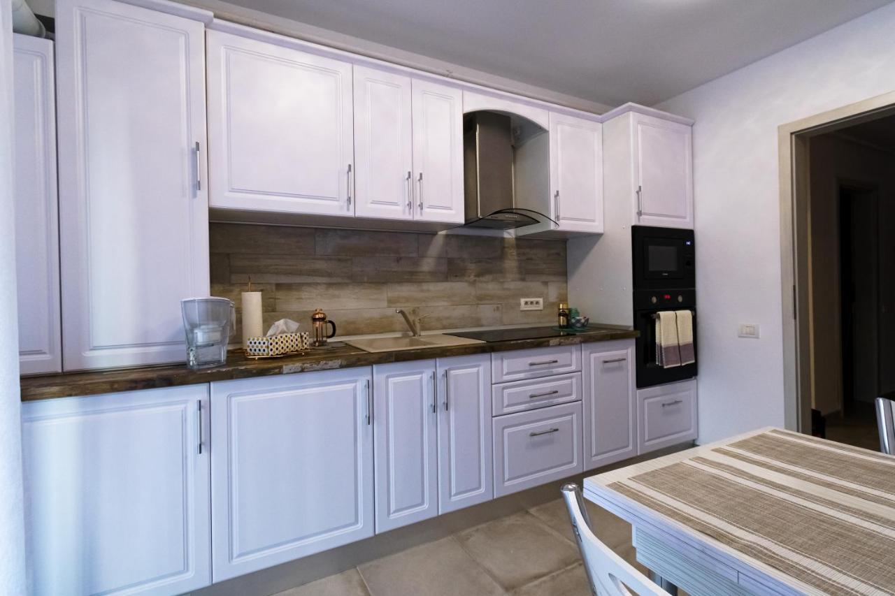 Transylvanian Apt. W/ Lrg. Terrace And Parking - Karpatenhaus Брашов Экстерьер фото